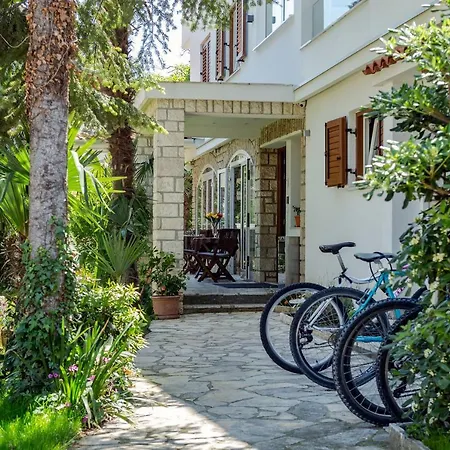 Ladavac 4*