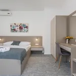 Ladavac 4*
